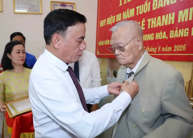 Thường trực Ban Bí thư trao Huy hiệu 80 năm tuổi Đảng tặng đảng viên lão thành ở Đà Nẵng - Ảnh 3.