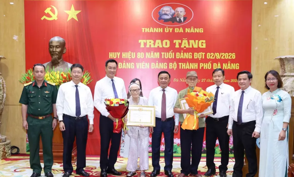 Thường trực Ban Bí thư trao Huy hiệu 80 năm tuổi Đảng tặng đảng viên lão thành ở Đà Nẵng - Ảnh 1.