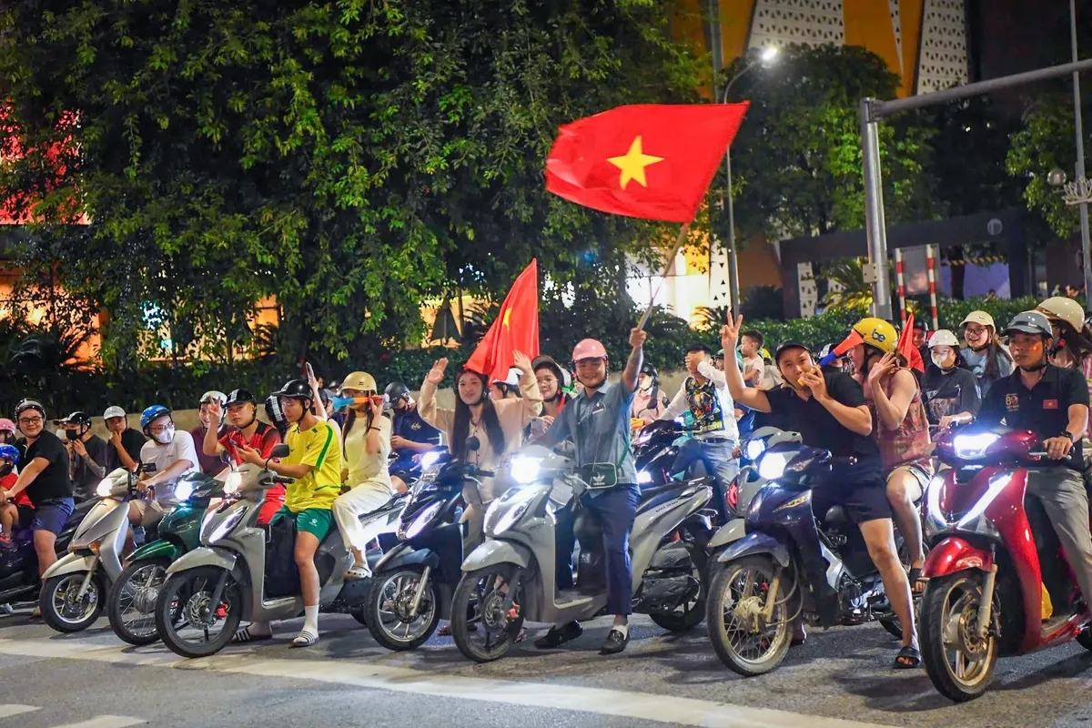 Người dân Thủ đô vỡ òa niềm vui, đổ ra đường ăn mừng chức vô địch của ĐT Việt Nam- Ảnh 13.
