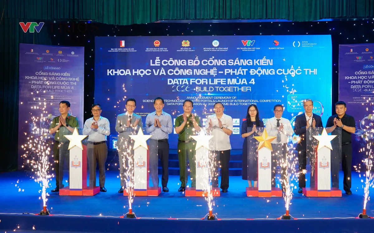 Các đại biểu thực hiện Nghi thức công bố, ra mắt "Cổng sáng kiến khoa học và công nghệ cho lực lượng Cảnh sát QLHC về TTXH" và phát động Vòng hồ sơ Cuộc thi Data for Life 2026. (ảnh: Phùng Anh)