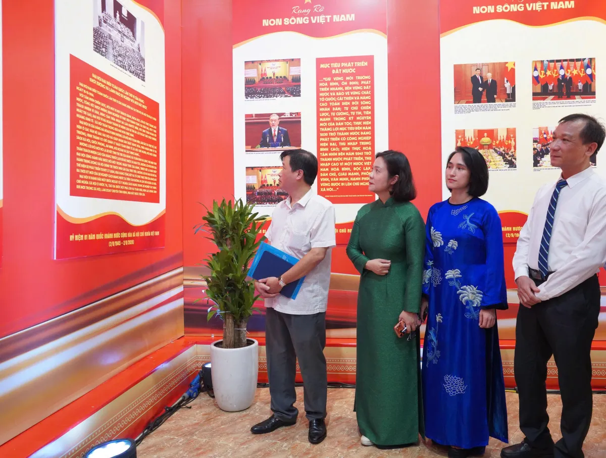Khai mạc triển lãm ảnh “Rạng rỡ non sông Việt Nam” chào mừng 81 năm Quốc khánh - Ảnh 2.