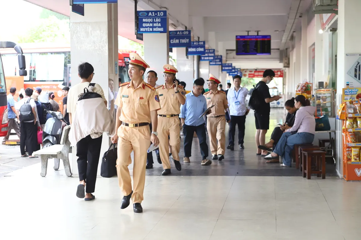 Rút kinh nghiệm kẹt xe, người dân rủ nhau di chuyển sớm về quê nghỉ lễ 2/9 - Ảnh 6.