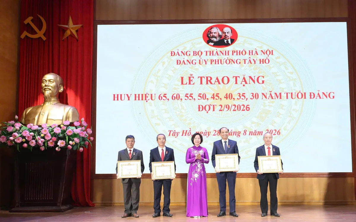 Thành ủy viên, Bí thư Đảng ủy, Chủ tịch HĐND phường Tây Hồ Nguyễn Đình Khuyến được trao Huy hiệu Đảng dịp này. Ảnh: Ngọc Tú