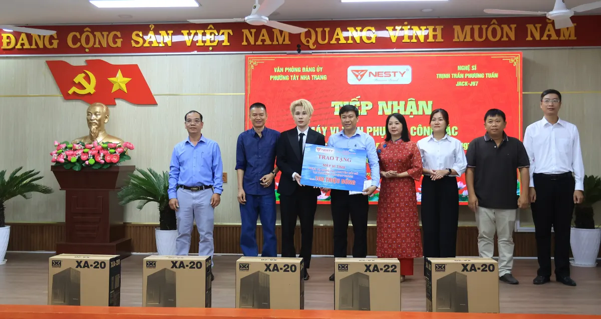 Kh&aacute;nh H&ograve;a tiếp nhận hơn 500 triệu đồng hỗ trợ an sinh v&agrave; chuyển đổi số- Ảnh 6.