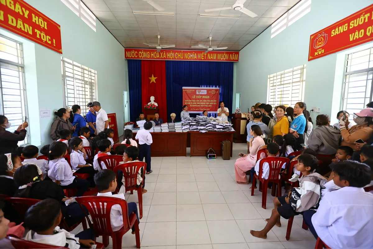 Kh&aacute;nh H&ograve;a tiếp nhận hơn 500 triệu đồng hỗ trợ an sinh v&agrave; chuyển đổi số- Ảnh 7.