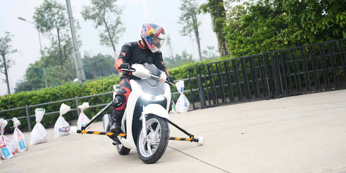 Điều gì xảy ra trong một phần giây khi người đi xe mô tô phanh gấp? - Ảnh 2.