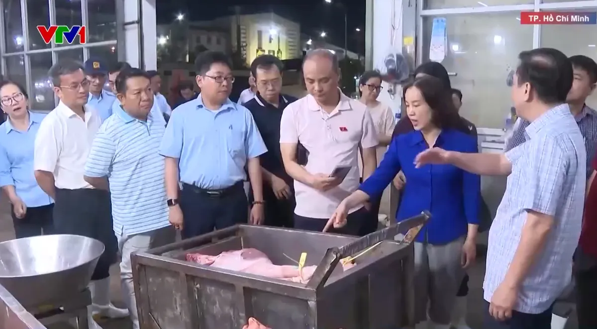 Khảo sát chợ Bình Điền (TP Hồ Chí Minh) để sửa đổi Luật An toàn thực phẩm - Ảnh 1.