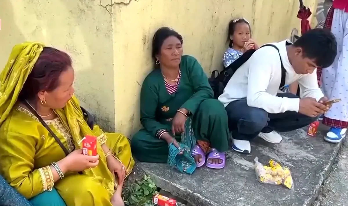 Chạy đua cứu hộ sau trận lũ quét tàn khốc tại Nepal- Ảnh 1.