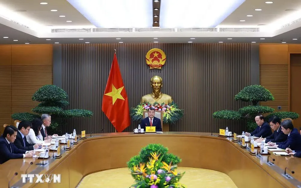 Thủ tướng Lê Minh Hưng điện đàm với Thủ tướng Đức Friedrich Merz. (Ảnh: Dương Giang/TTXVN)