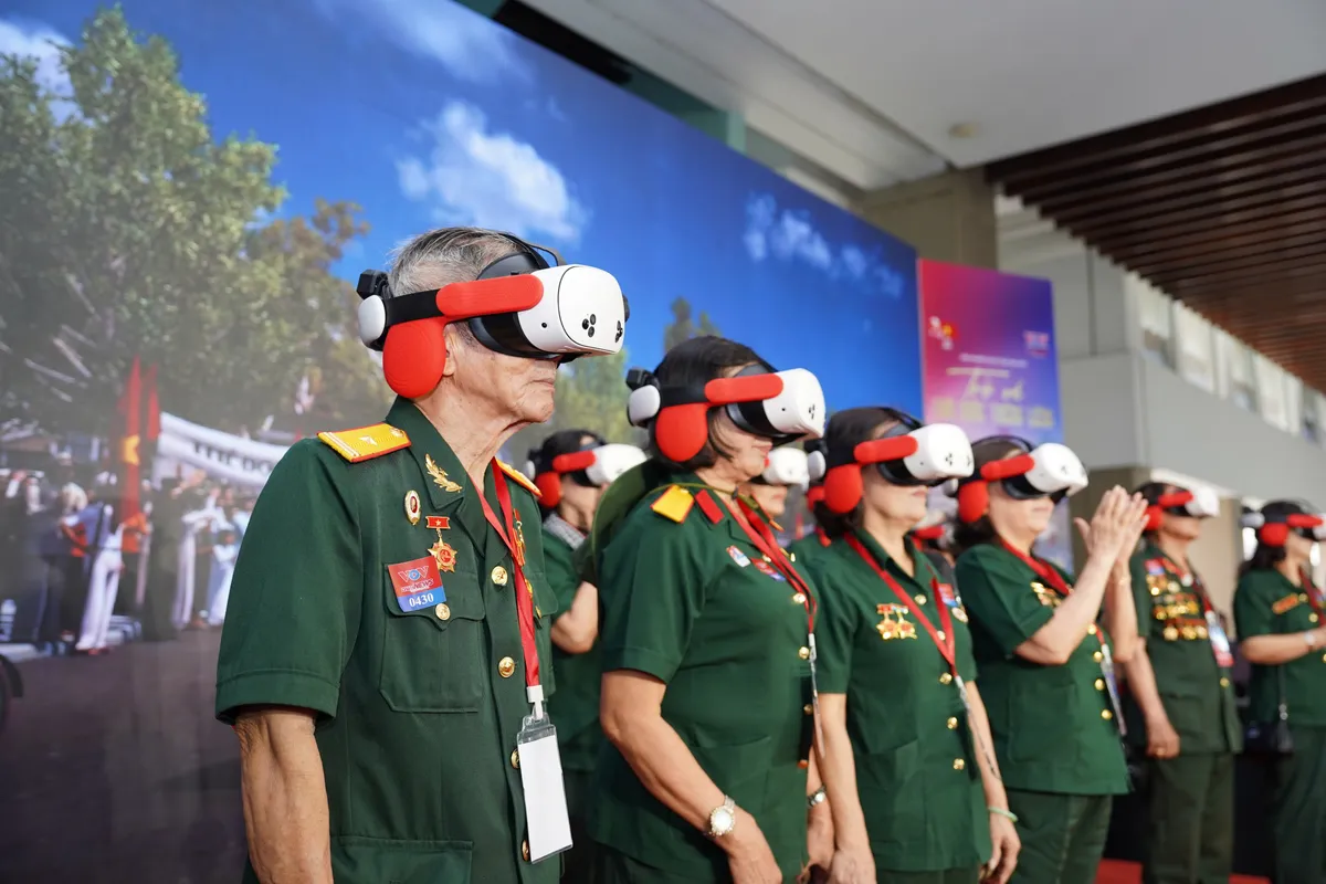 Người d&acirc;n Đ&agrave; Nẵng trở về thời khắc lịch sử của ng&agrave;y 2/9/1945 qua c&ocirc;ng nghệ VR- Ảnh 1.