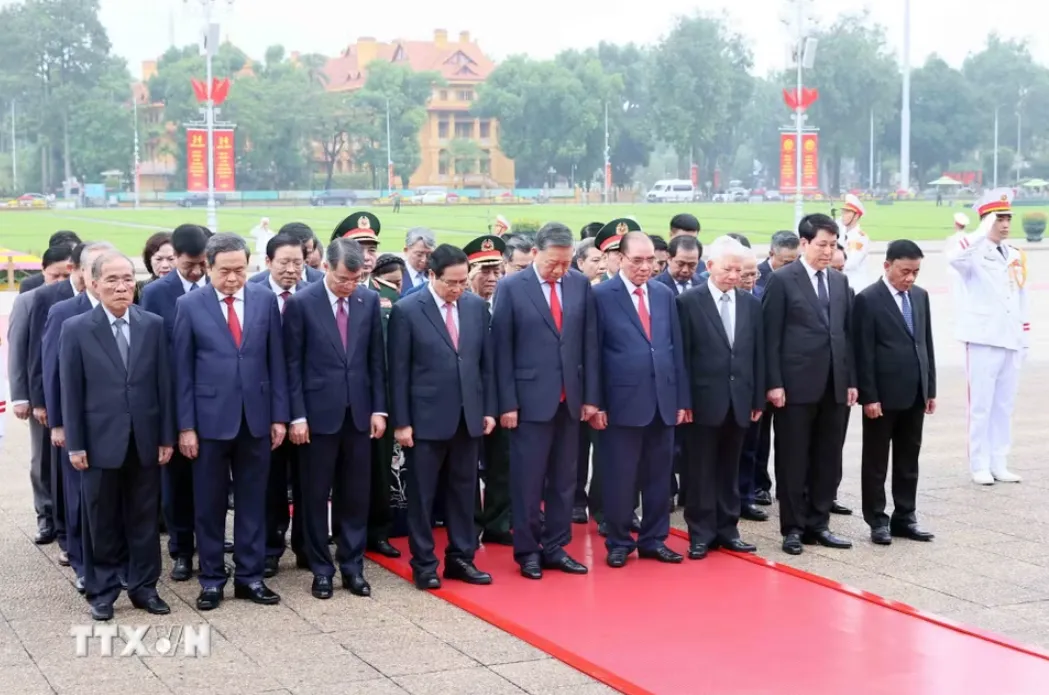 Lãnh đạo Đảng, Nhà nước vào Lăng viếng Chủ tịch Hồ Chí Minh - Ảnh 2.