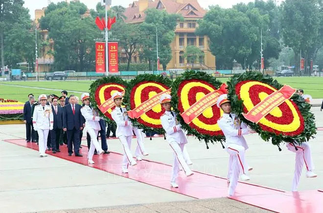 Lãnh đạo Đảng, Nhà nước vào Lăng viếng Chủ tịch Hồ Chí Minh - Ảnh 1.