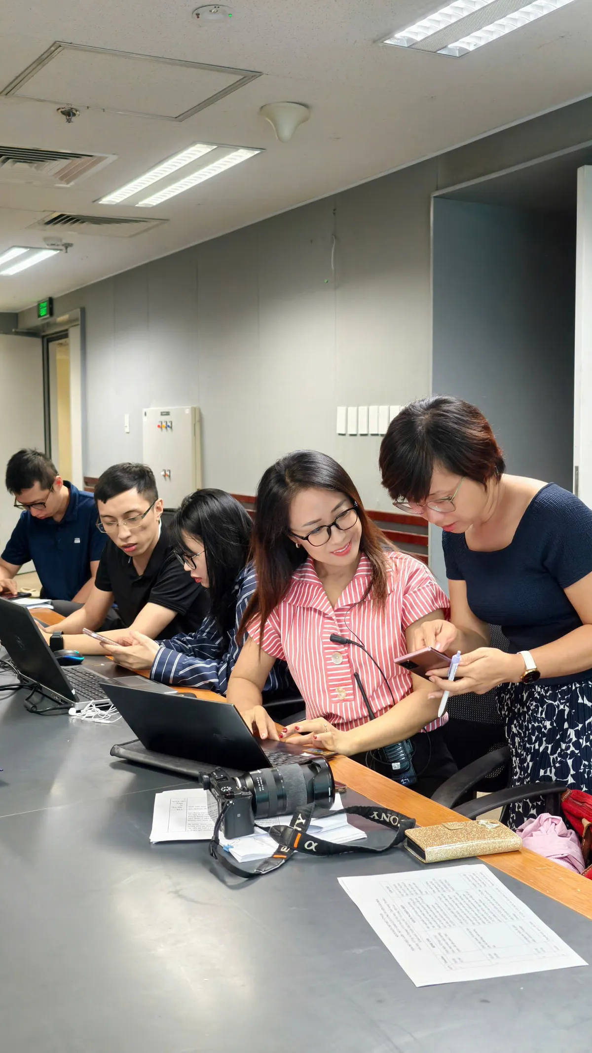 Những làn gió mới trên sóng VTV2: Câu chuyện "vượt ngưỡng" của những người làm truyền hình trên sóng và số- Ảnh 18.
