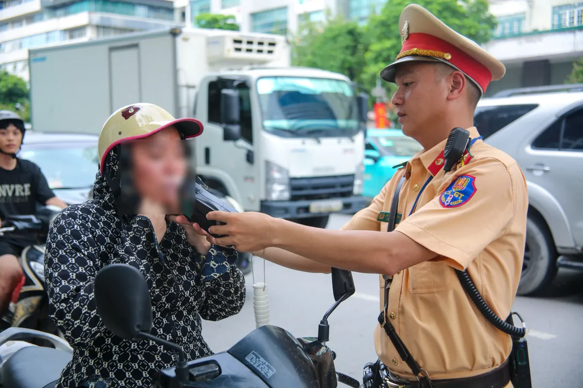 Tăng cường kiểm soát nồng độ cồn, xử lý nghiêm vi phạm giao thông dịp nghỉ lễ - Ảnh 13.