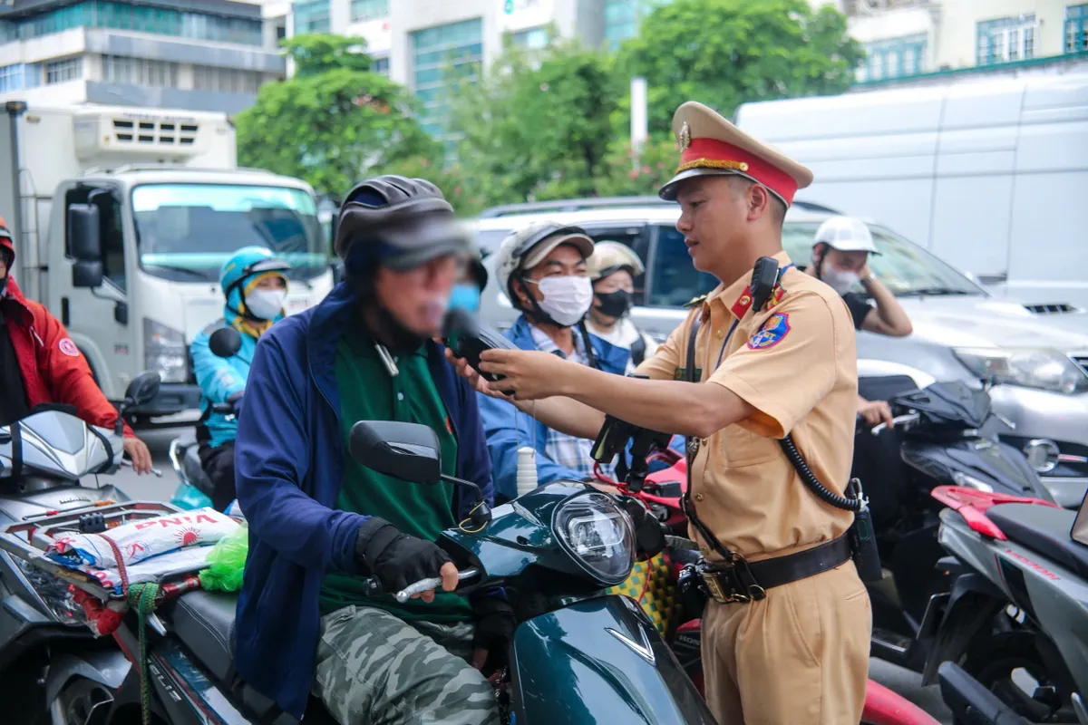 Tăng cường kiểm soát nồng độ cồn, xử lý nghiêm vi phạm giao thông dịp nghỉ lễ - Ảnh 9.
