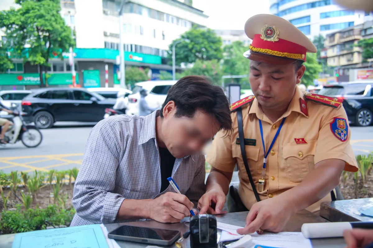 Tăng cường kiểm soát nồng độ cồn, xử lý nghiêm vi phạm giao thông dịp nghỉ lễ - Ảnh 7.