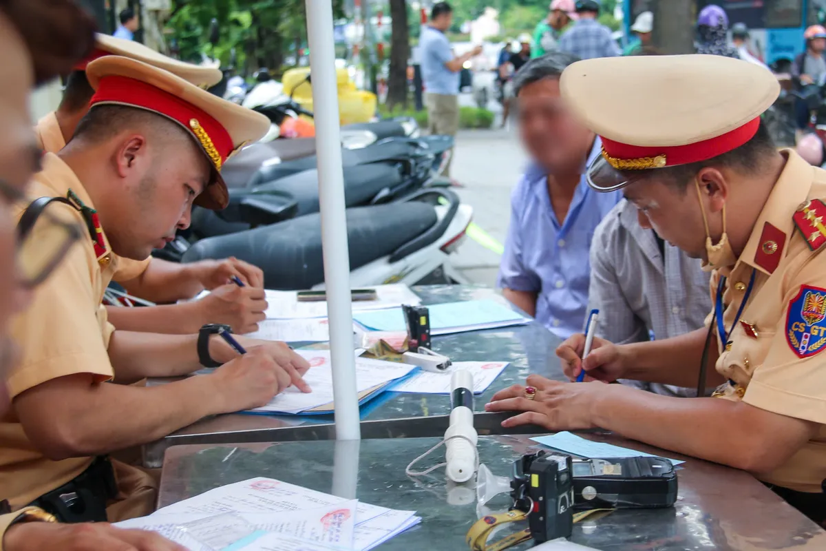 Tăng cường kiểm soát nồng độ cồn, xử lý nghiêm vi phạm giao thông dịp nghỉ lễ - Ảnh 10.