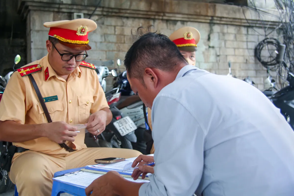 Tăng cường kiểm soát nồng độ cồn, xử lý nghiêm vi phạm giao thông dịp nghỉ lễ - Ảnh 2.