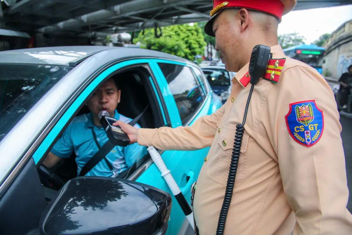 Tăng cường kiểm soát nồng độ cồn, xử lý nghiêm vi phạm giao thông dịp nghỉ lễ - Ảnh 11.