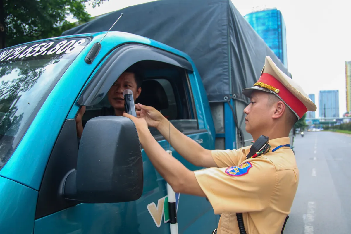 Tăng cường kiểm soát nồng độ cồn, xử lý nghiêm vi phạm giao thông dịp nghỉ lễ - Ảnh 14.
