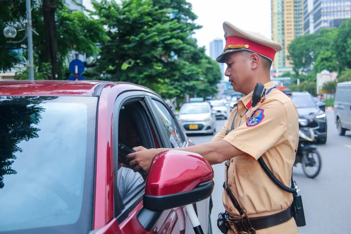 Tăng cường kiểm soát nồng độ cồn, xử lý nghiêm vi phạm giao thông dịp nghỉ lễ - Ảnh 12.