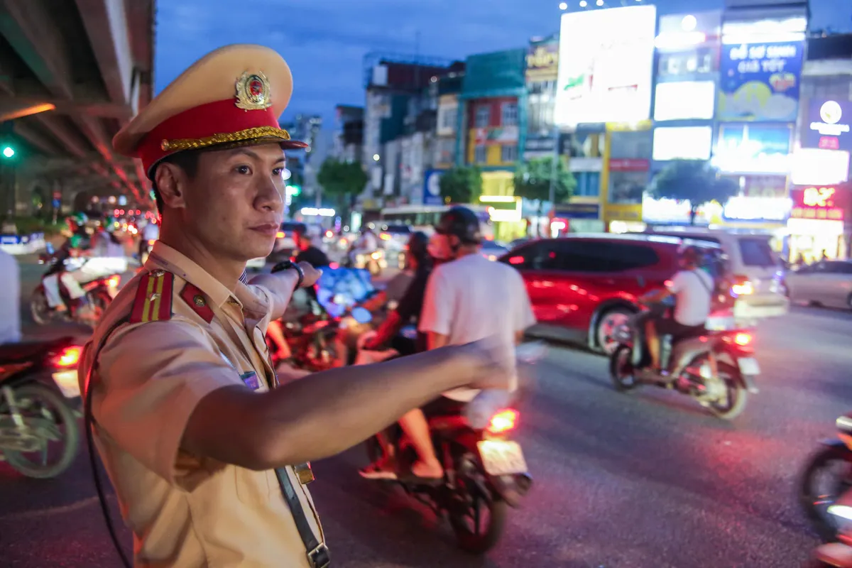 Phân luồng từ xa, cho phép phương tiện đi vào làn khẩn cấp giải quyết ùn tắc từ nội đô - Ảnh 2.