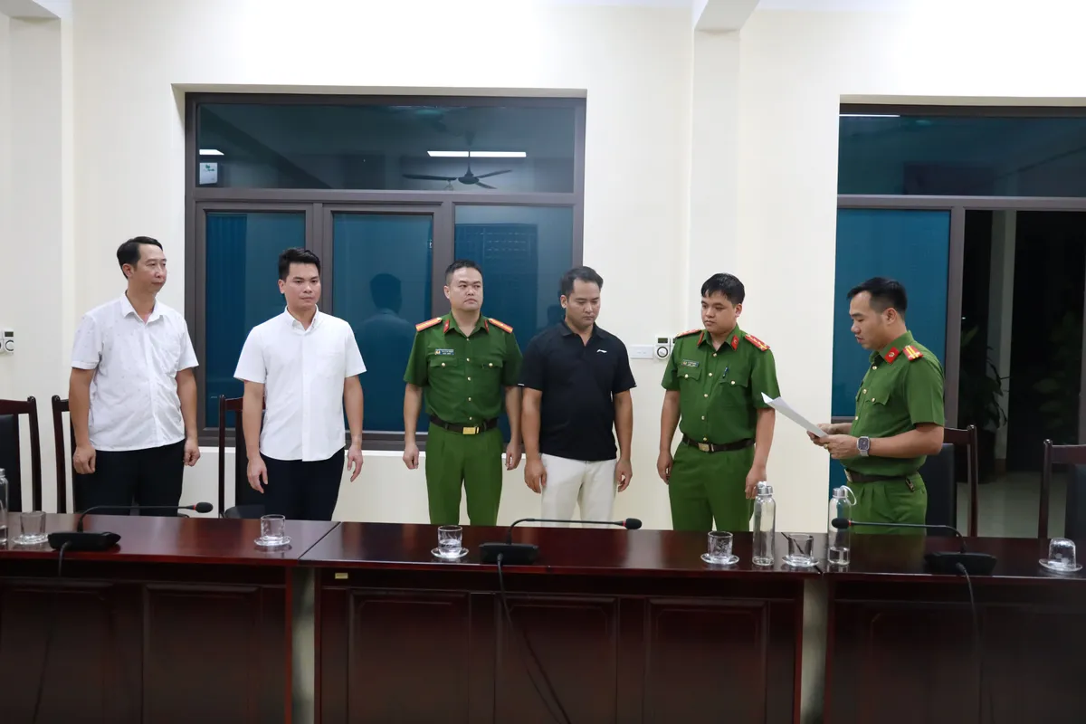 Khởi tố th&ecirc;m 1 gi&aacute;m đốc trong vụ lan can k&egrave; s&ocirc;ng Hồng g&atilde;y đổ ở L&agrave;o Cai - Ảnh 1.