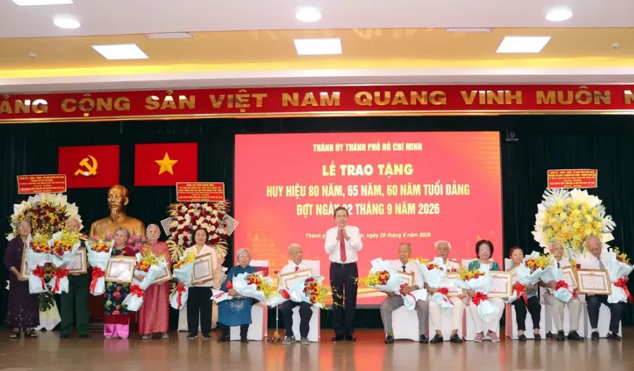 Chủ tịch Quốc hội trao Huy hiệu Đảng tặng các đảng viên lão thành- Ảnh 2.