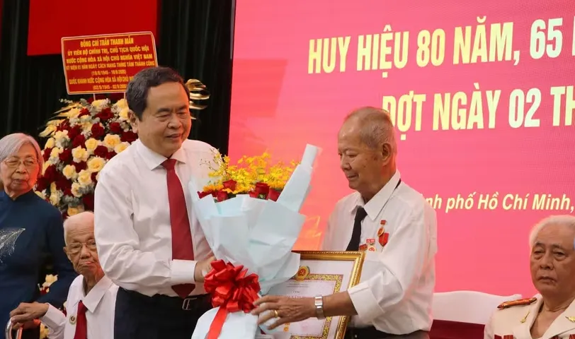 Chủ tịch Quốc hội trao Huy hiệu Đảng tặng các đảng viên lão thành- Ảnh 1.