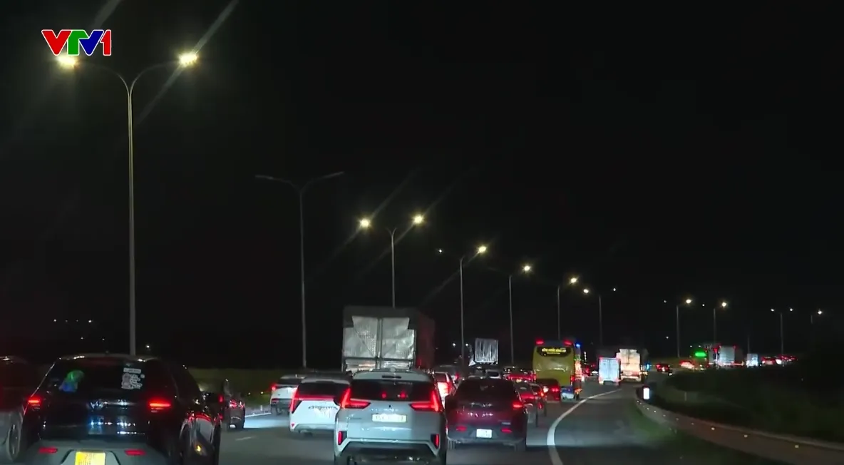 Cửa ngõ phía Nam Hà Nội xe đông, di chuyển chậm trước kỳ nghỉ lễ - Ảnh 1.