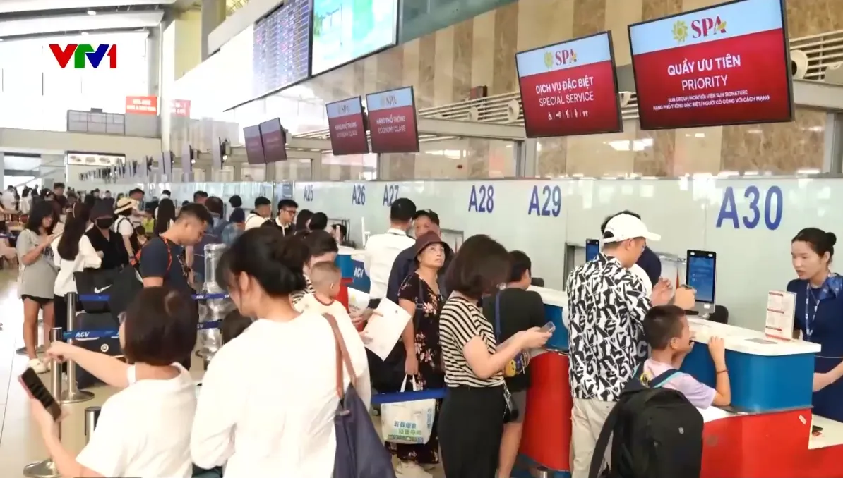 Cảng hàng không sôi động trong ngày đầu nghỉ lễ - Ảnh 1.