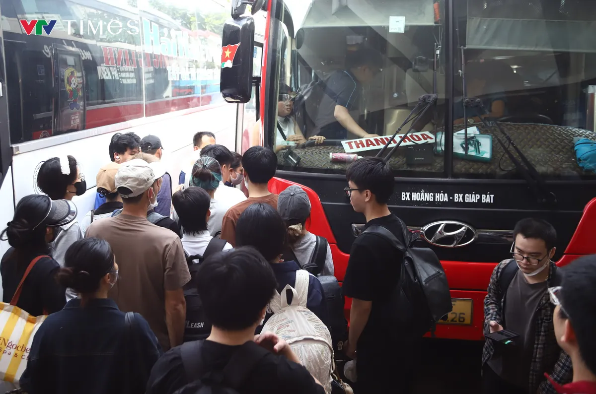 Hành khách qua bến xe Hà Nội tăng gấp 3 lần ngày thường, đường sắt tăng chuyến phục vụ dịp lễ 2/9 - Ảnh 1.