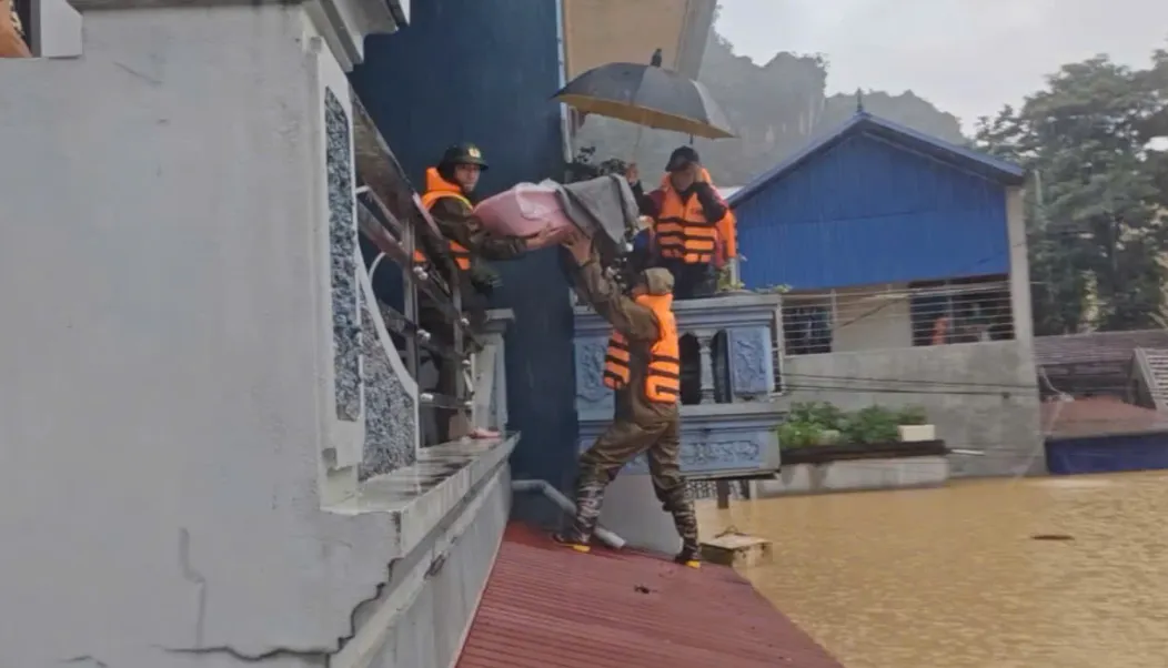 Khẩn trương khắc phục hậu quả bão số 4 và mưa lũ, sớm ổn định đời sống Nhân dân- Ảnh 1.