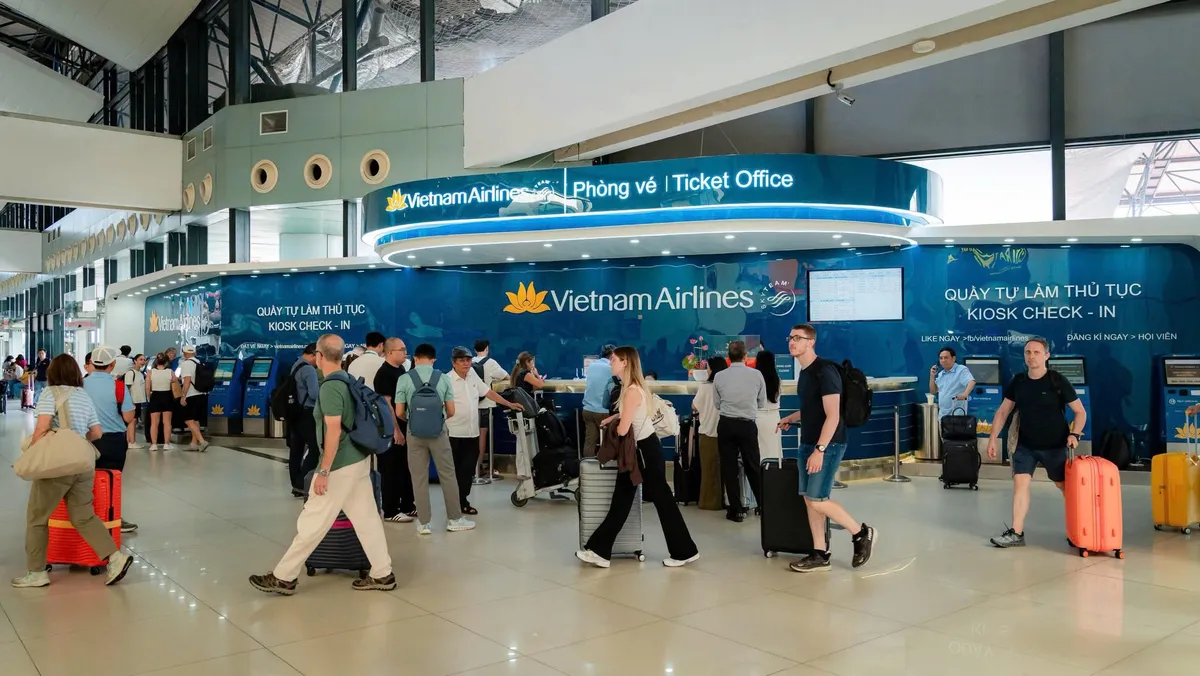 Nội Bài và Tân Sơn Nhất nhộn nhịp, không xảy ra tình trạng quá tải ngày đầu kỳ nghỉ lễ Quốc Khánh - Ảnh 3.