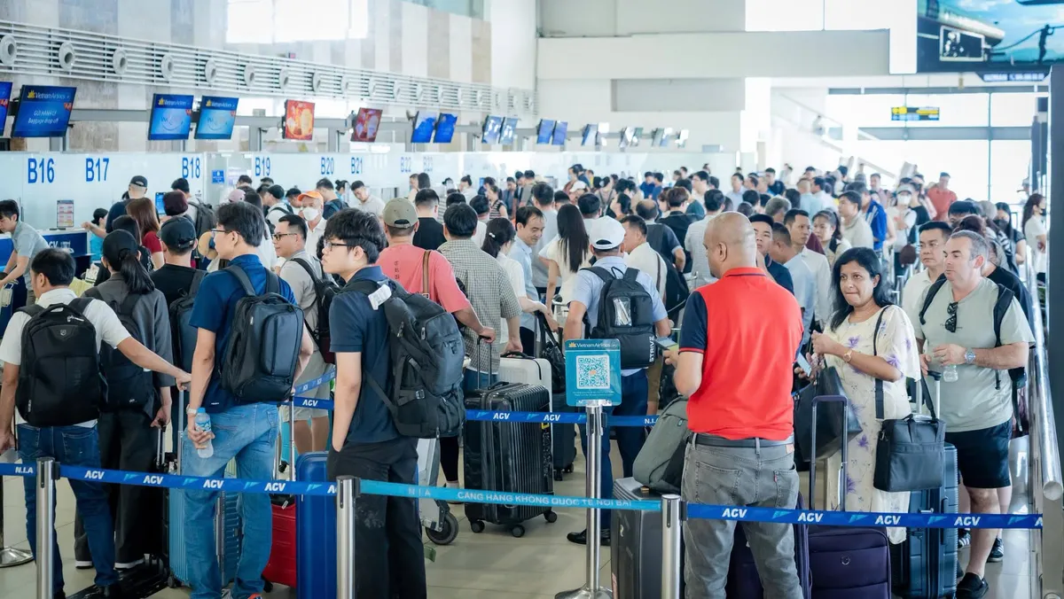 Nội Bài và Tân Sơn Nhất nhộn nhịp, không xảy ra tình trạng quá tải ngày đầu kỳ nghỉ lễ Quốc Khánh - Ảnh 2.