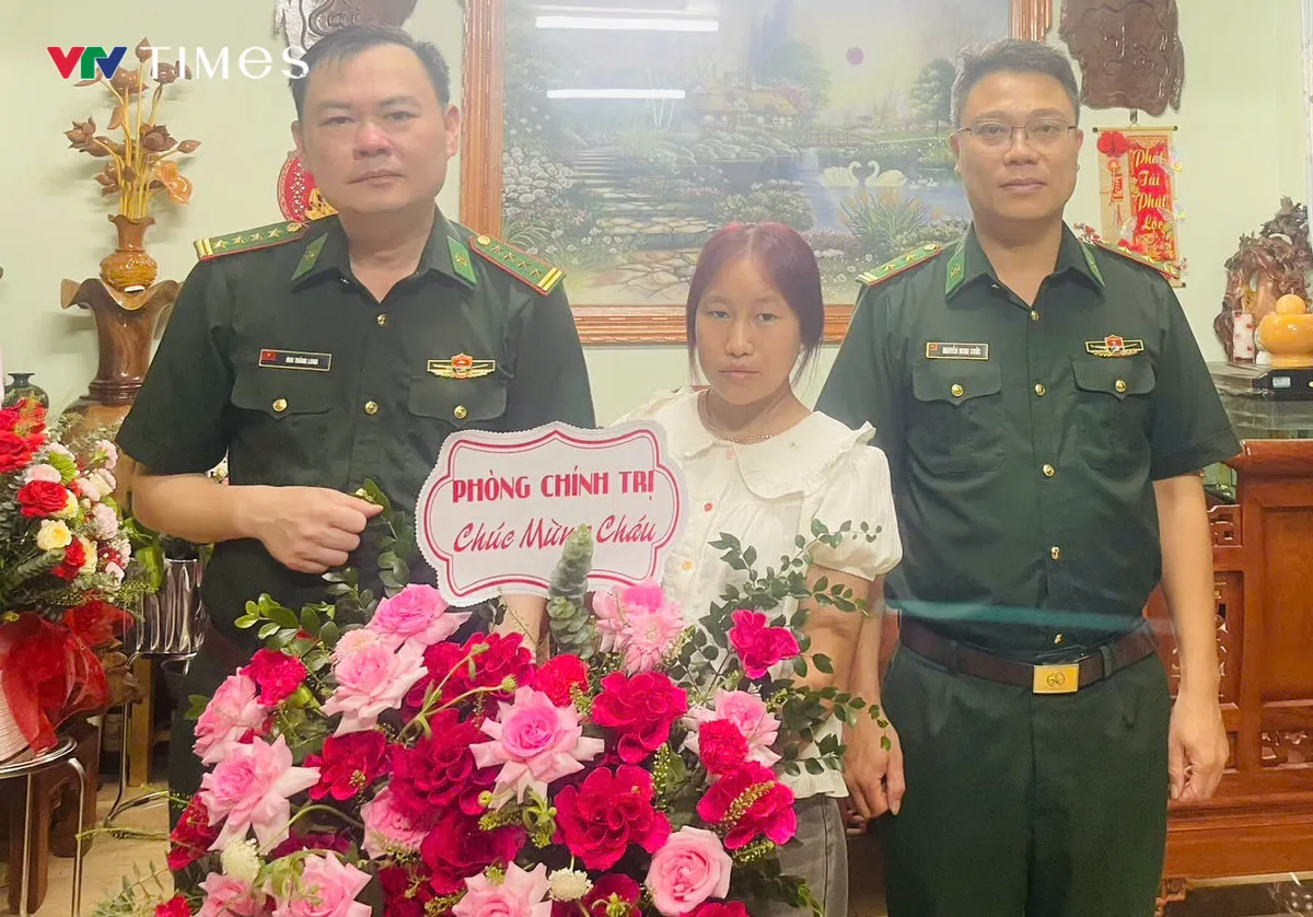 Nơi người lính gieo niềm tin, nâng bước cô gái La Hủ đến trường - Ảnh 3.
