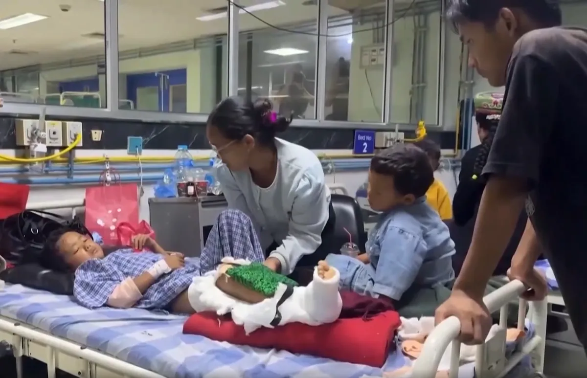 Người mẹ đoàn tụ với con trai sau 3 ngày mất tích trong lũ quét ở Nepal- Ảnh 1.