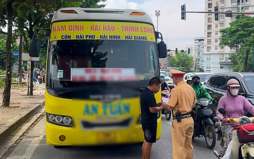 Lực lượng CSGT xử lý vi phạm dừng, đỗ sai quy định trên tuyến Giải Phóng. Ảnh: Cổng TTĐT Công an TP Hà Nội