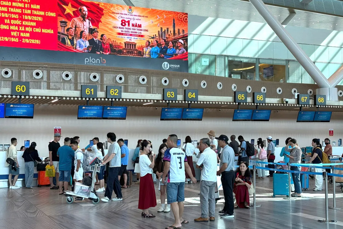 Nội Bài và Tân Sơn Nhất nhộn nhịp, không xảy ra tình trạng quá tải ngày đầu kỳ nghỉ lễ Quốc Khánh - Ảnh 6.