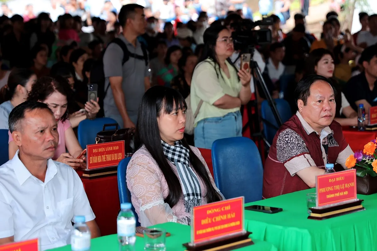 Lai Châu: Rộn ràng chợ phiên Tà Mung đón Tết Độc lập - Ảnh 1.