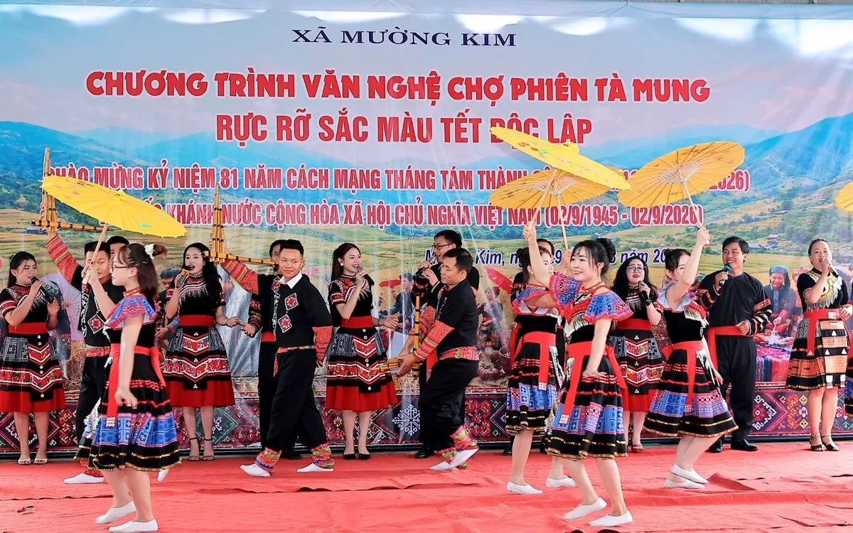Tiết mục văn nghệ tại chợ phiên Tà Mung. Ảnh: BLC