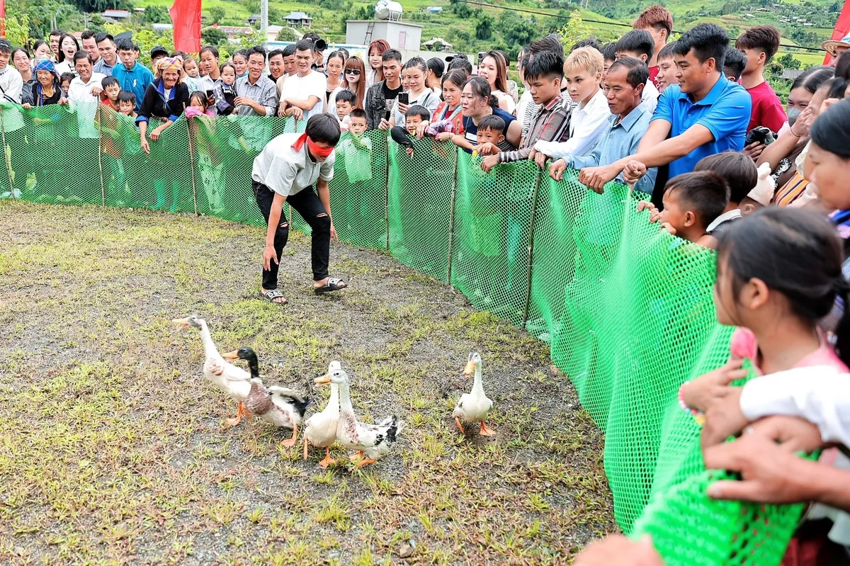 Lai Châu: Rộn ràng chợ phiên Tà Mung đón Tết Độc lập - Ảnh 2.