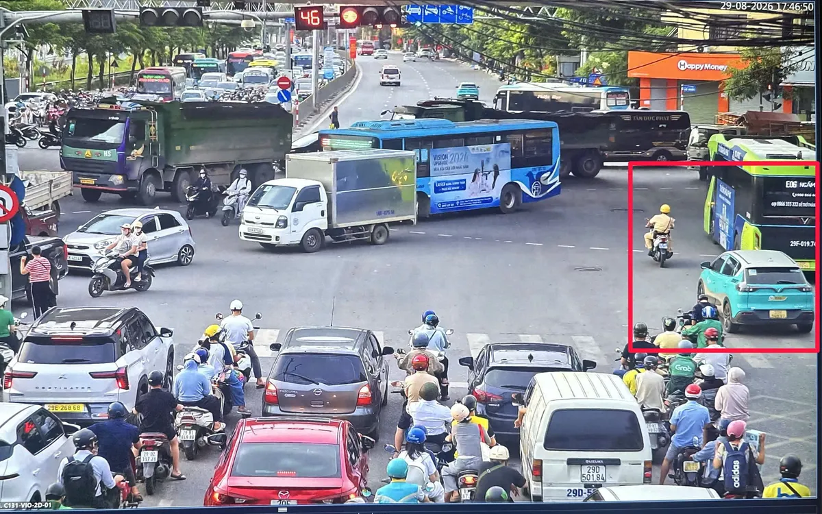 CSGT mở đường cho xe taxi chở cụ bà đi cấp cứu, hình ảnh từ camera AI.