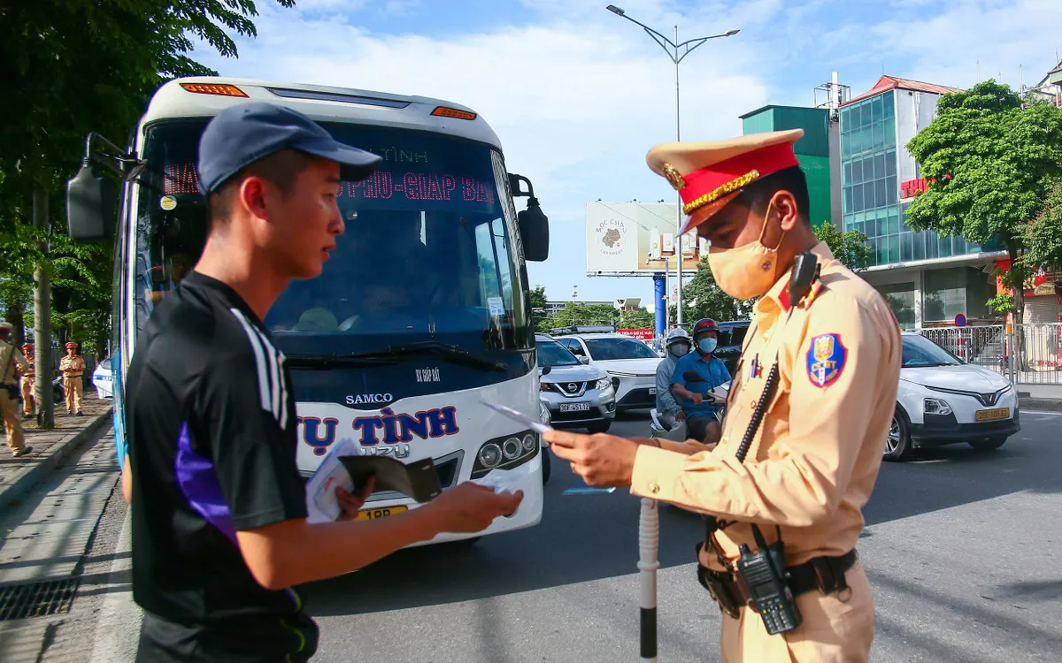 CSGT kiểm soát hoạt động vận tải hành khách trong kỳ nghỉ lễ 2/9.