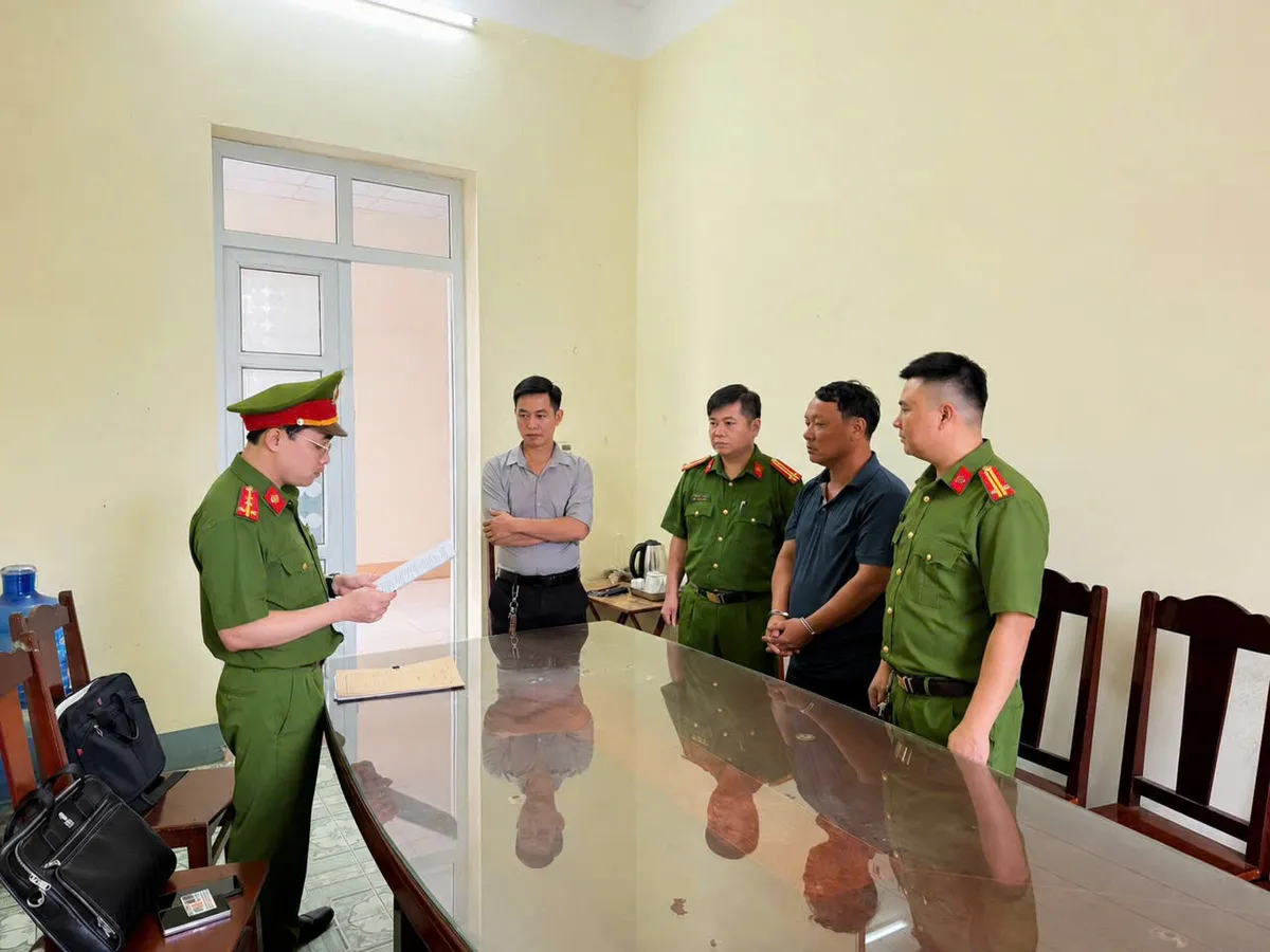 Ph&uacute; Thọ: Khởi tố 3 bị can đổ tr&aacute;i ph&eacute;p gần 290 tấn chất thải ra m&ocirc;i trường - Ảnh 1.