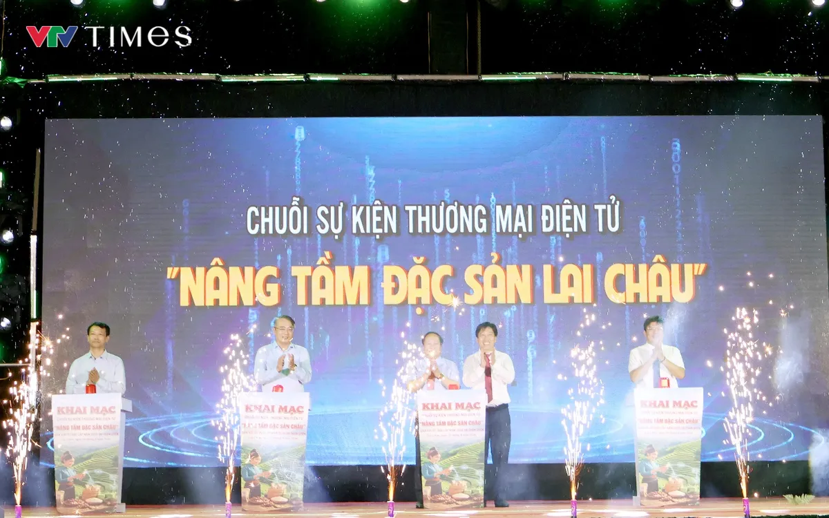 Đại biểu thực hiện nghi thức bấm nút khai mạc chuỗi sự kiện. Ảnh: Lù Hùng