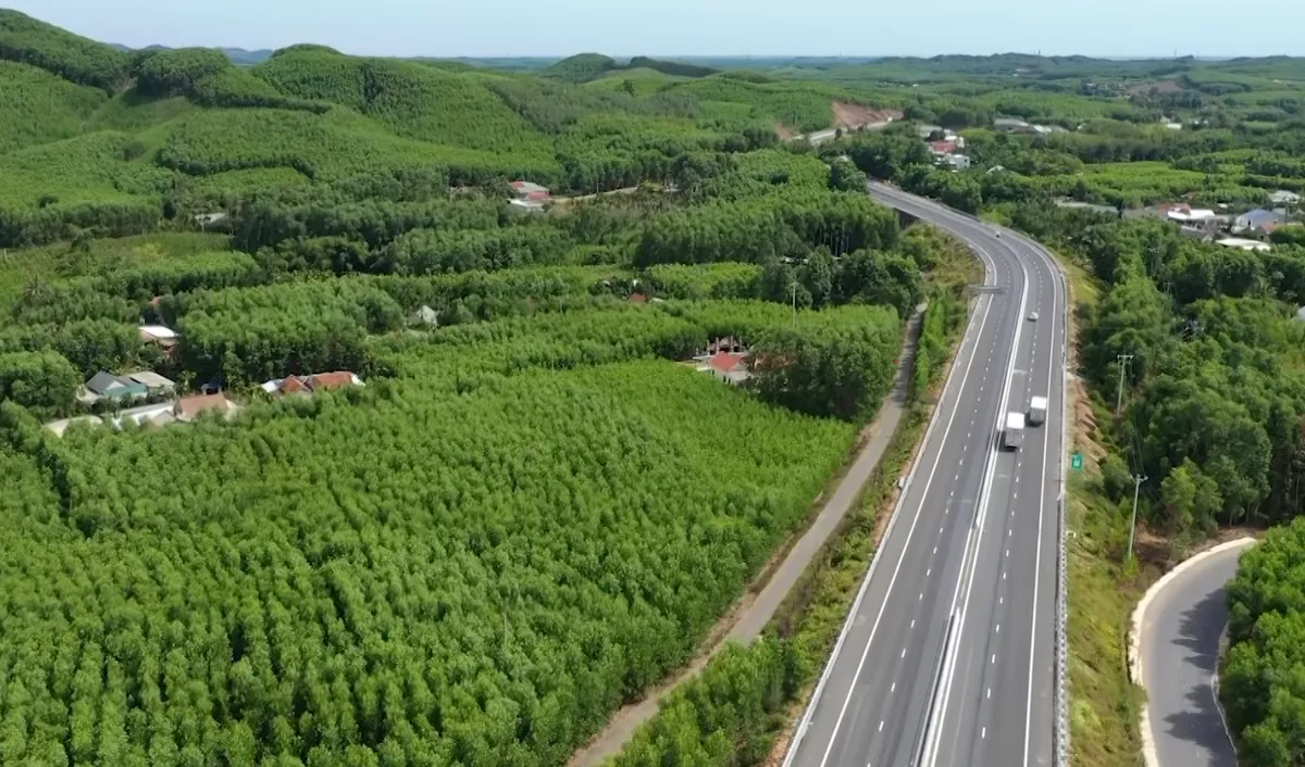 Dự án mở rộng cao tốc La Sơn – Hòa Liên về đích: Từng bước hoàn thiện hạ tầng giao thông kết nối liên vùng- Ảnh 3. Dự án mở rộng cao tốc La Sơn – Hòa Liên về đích: Từng bước hoàn thiện hạ tầng giao thông kết nối liên vùng- Ảnh 3.