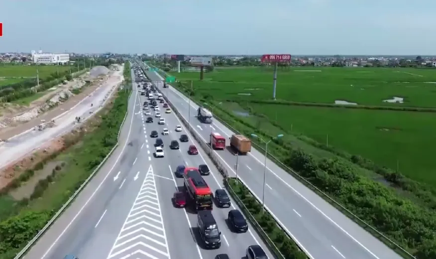 Cao tốc TP Hồ Chí Minh - Long Thành ùn tắc kéo dài - Ảnh 1.