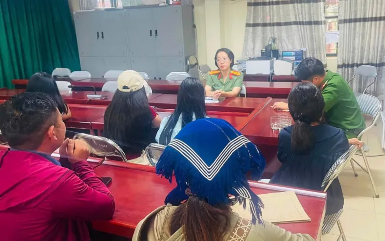 Công an xã Trịnh Tường tuyên truyền cho các em học sinh và gia đình về các thủ đoạn lừa đảo của tội phạm. Nguồn: Bộ Công an