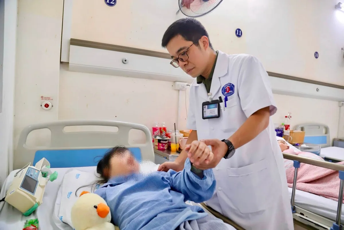 Mổ nội soi thành công u tuyến yên phức tạp, cứu thị lực cho bé gái 10 tuổi- Ảnh 1.